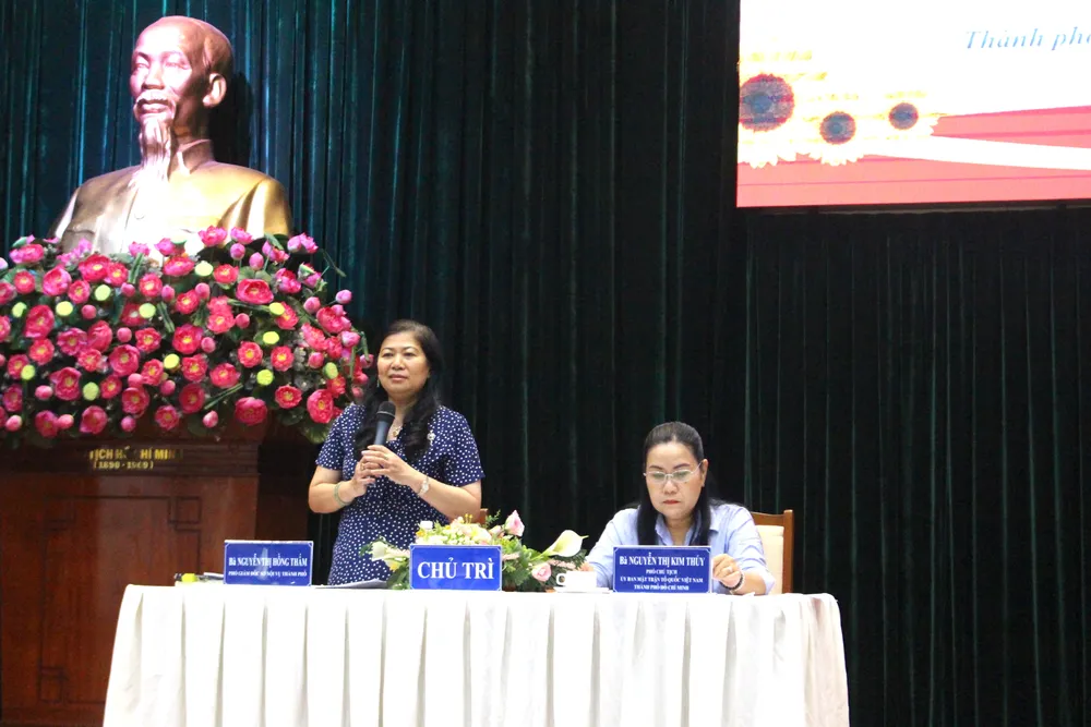 Phó Giám đốc Sở Nội vụ Nguyễn Thị Hồng Thắm trao đổi lại các ý kiến về sắp xếp 80 phường. Ảnh: L.THOA sap-xep-80-phuong-2.JPG