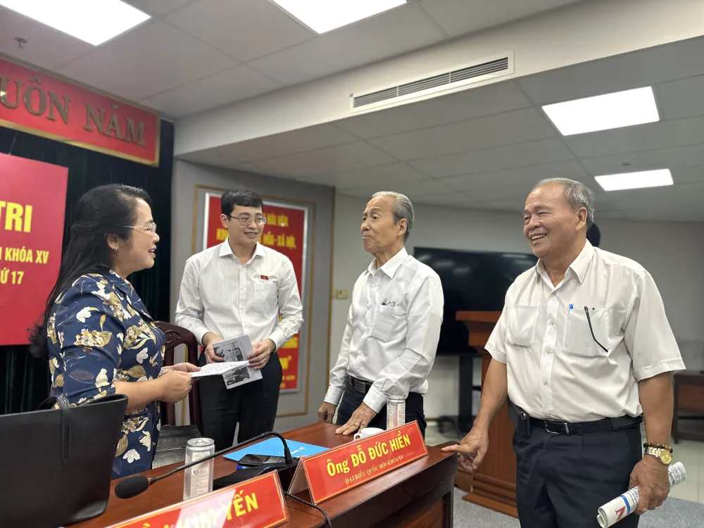 Cử tri quận 3: Lương mới chưa tới tay, giá cả đã 'nhảy múa'-cu-tri-quan-3-1.jpg