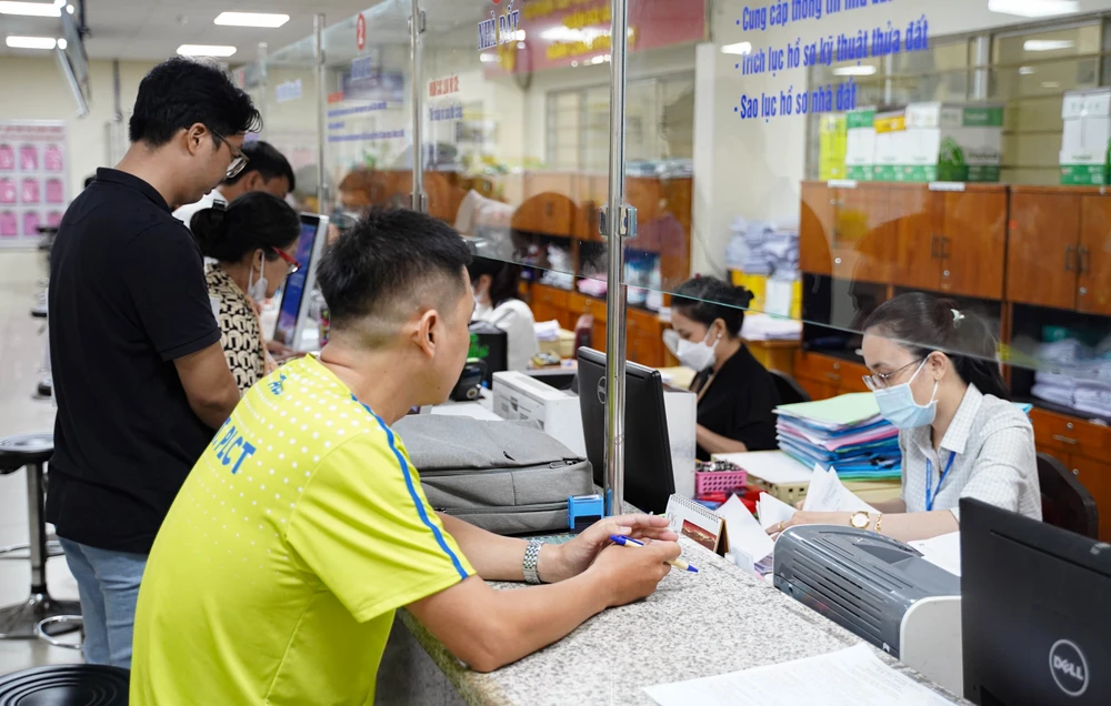 Chủ tịch TP.HCM chỉ đạo kịp thời luân chuyển cán bộ phiền hà, sách nhiễu doanh nghiệp. Ảnh: THUẬN VĂN Chủ tịch TP.HCM: Kịp thời luân chuyển cán bộ phiền hà, sách nhiễu doanh nghiệp-luan-chuyen-can-bo.jpg