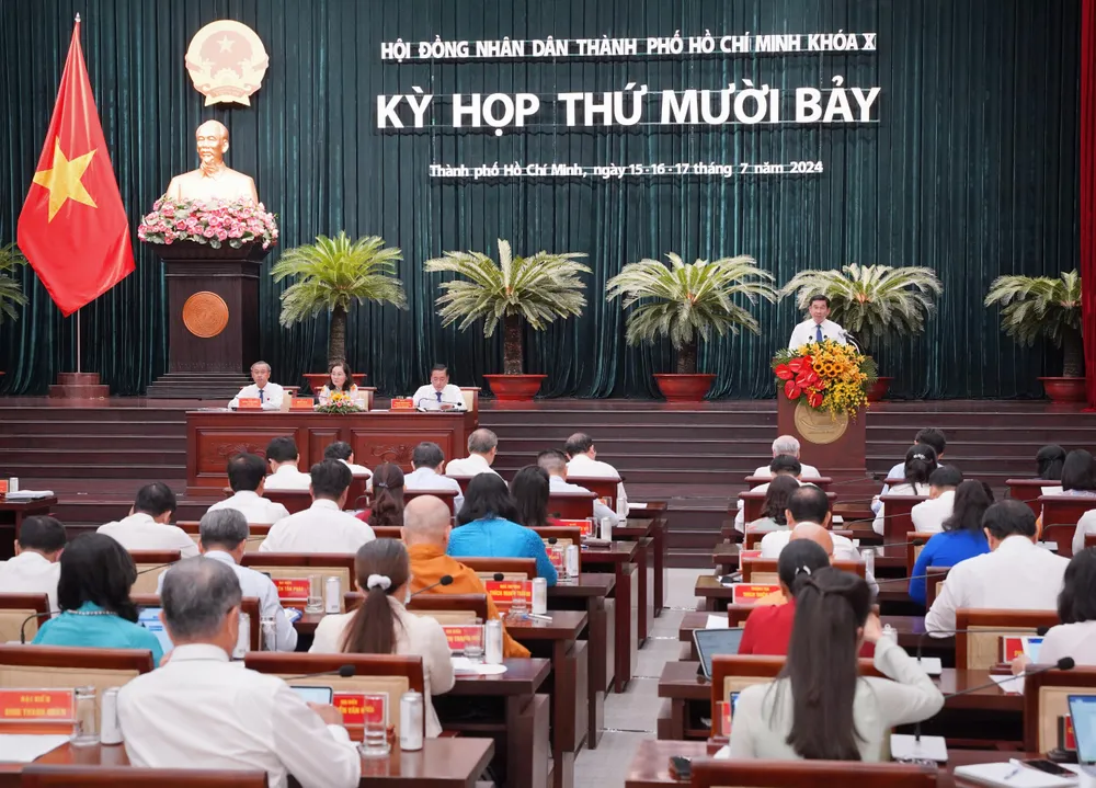 Phó Chủ tịch UBND TP.HCM Dương Ngọc Hải đọc các tờ trình. Ảnh: THUẬN VĂN TP.HCM sẽ chi 651 tỉ đồng để gia cố bờ kè Thanh Đa, chống sạt lở-bo-ke-thanh-da.jpg