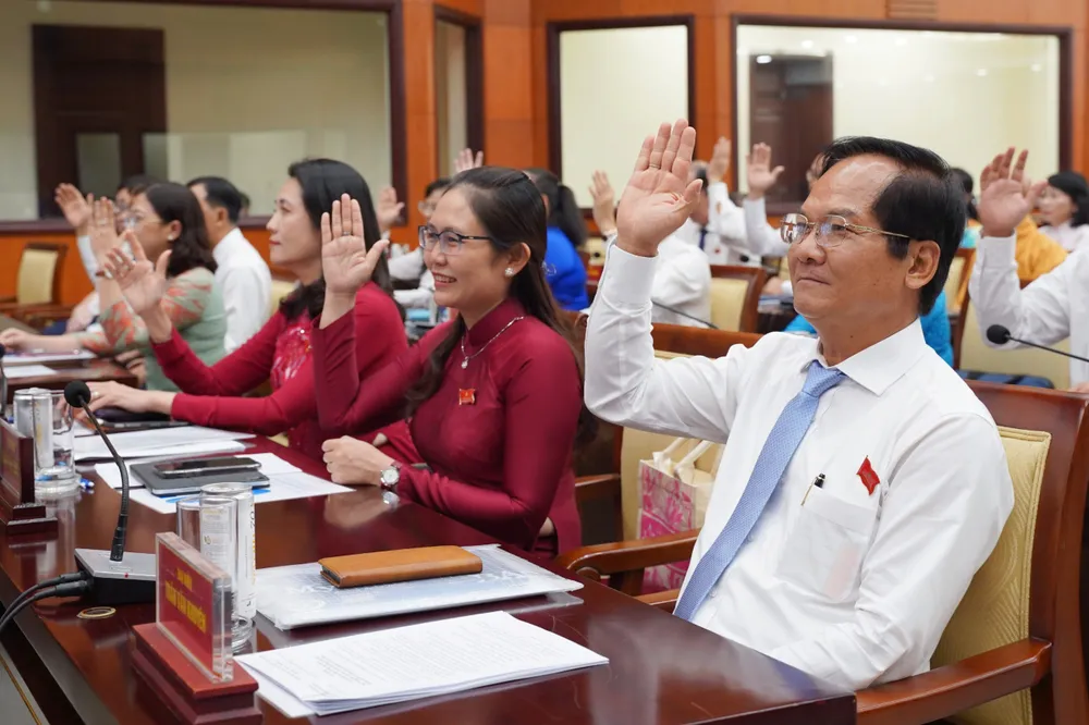 Các đại biểu HĐND TP.HCM biểu quyết thông qua nghị quyết về công tác nhân sự. Ảnh: THUẬN VĂN ONG-TRAN-VAN-BAY-2.jpg