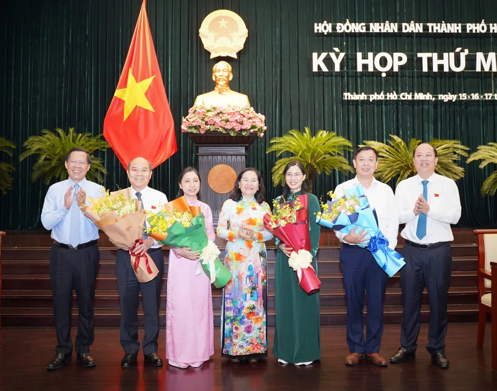 Lãnh đạo Thành ủy, UBND TP.HCM trao hoa chúc mừng cho các đại biểu. Ảnh: THUẬN VĂN Bầu Chánh Thanh tra Trần Văn Bảy làm Ủy viên UBND TP.HCM-ong-tran-van-bay.jpg