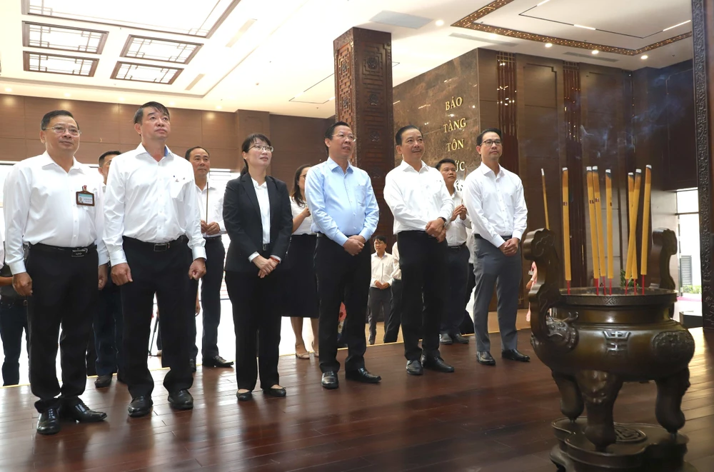 Lãnh đạo TP.HCM dâng hương Chủ tịch Tôn Đức Thắng. Ảnh: HÀ THƯ Lãnh đạo TP.HCM dự lễ an vị Phòng Tưởng niệm Chủ tịch Tôn Đức Thắng chu-tich-ton-duc-thang-1.jpg