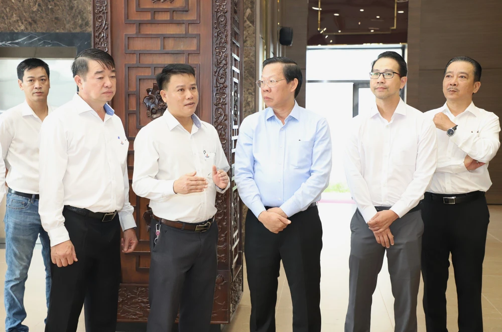 Lãnh đạo TP.HCM tham quan bảo tàng. Ảnh: HÀ THƯ chu-tich-ton-duc-thang-3.jpg