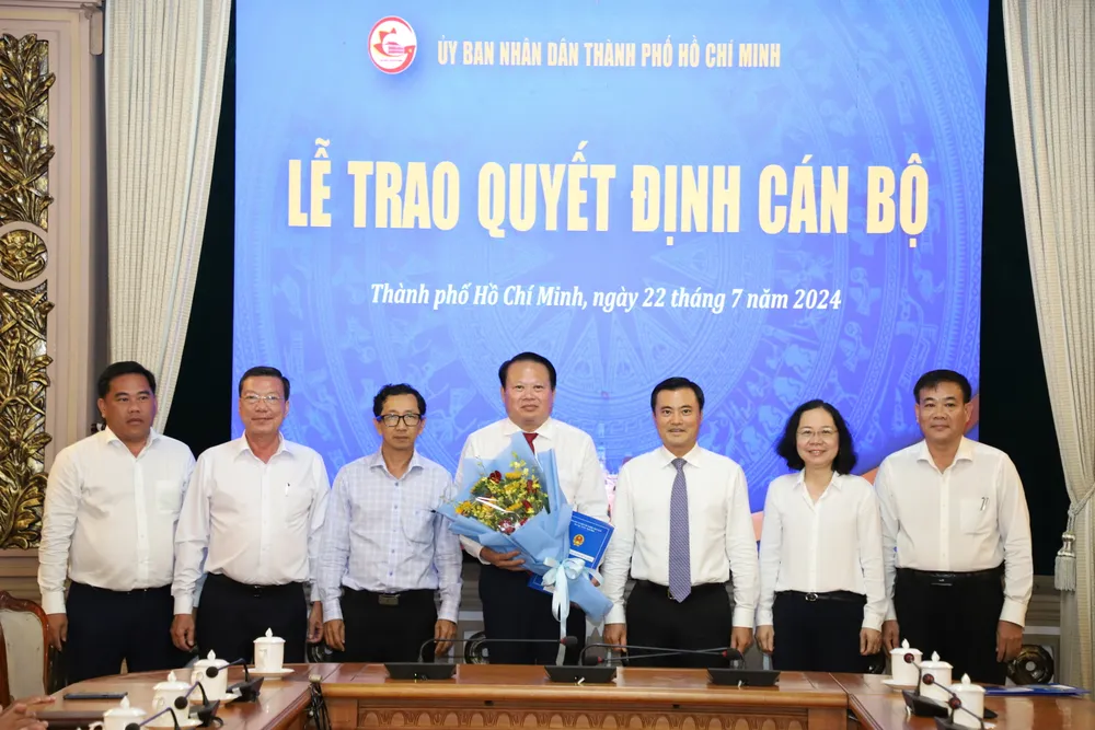 Lãnh đạo TP.HCM trao quyết định bổ nhiệm cho ông Trương Tiến Triển. Ảnh: HÀ THƯ Nhân sự tuần qua: Điều động, bổ nhiệm nhân sự mới ở 6 địa phương