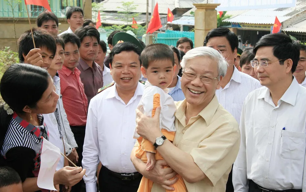 Ngày 3-9-2011, Tổng Bí thư Nguyễn Phú Trọng thăm và làm việc ở huyện biên giới Mường Lát, Thanh Hóa. Ảnh: MINH HIẾU - ĐẶNG TRUNG tong-bi-thu-nguyen-phu-trong-6.jpg