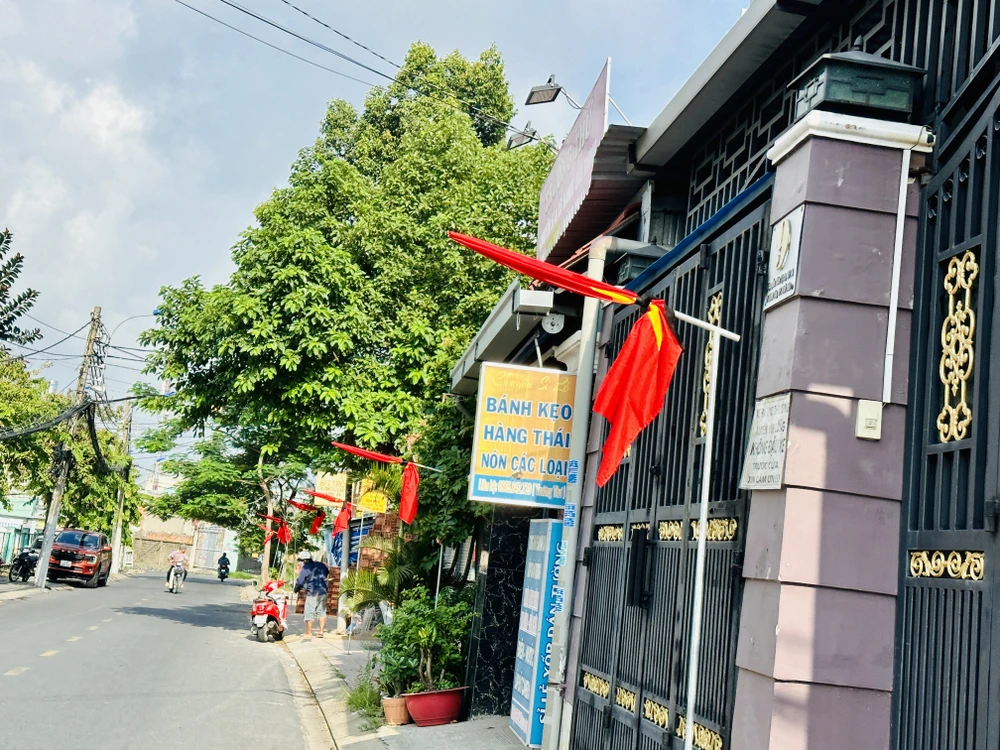 Người dân TP.HCM treo cờ rủ, có dải băng tang màu đen, tưởng nhớ Tổng Bí thư Nguyễn Phú Trọng. Ảnh: LÊ THOA tong-bi-thu-nguyen-phu-trong.jpg