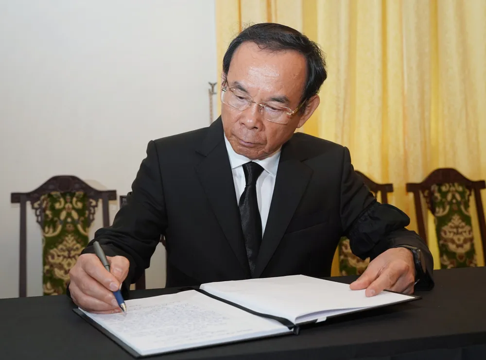 Bí thư Thành ủy TP.HCM Nguyễn Văn Nên nắn nót ghi vào sổ tang những dòng chữ xúc động về Tổng Bí thư Nguyễn Phú Trọng. Ảnh: THUẬN VĂN Bí thư Nguyễn Văn Nên: Tổng Bí thư Nguyễn Phú Trọng là một nhân cách lớn, một nhà lãnh đạo đức độ, quả cảm...-tong-bi-thu-nguyen-phu-trong-11.jpg