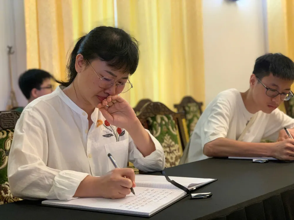 Hai mẹ con chị Bùi Hồng Hà và cháu Nguyễn Phú Thái viết sổ tang. Ảnh: THANH TUYỀN Nhớ mãi hình ảnh Tổng Bí thư Nguyễn Phú Trọng đi thăm các hộ nông dân ở các tỉnh miền Tây-tong-bi-thu-nguyen-phu-trong-14.jpg