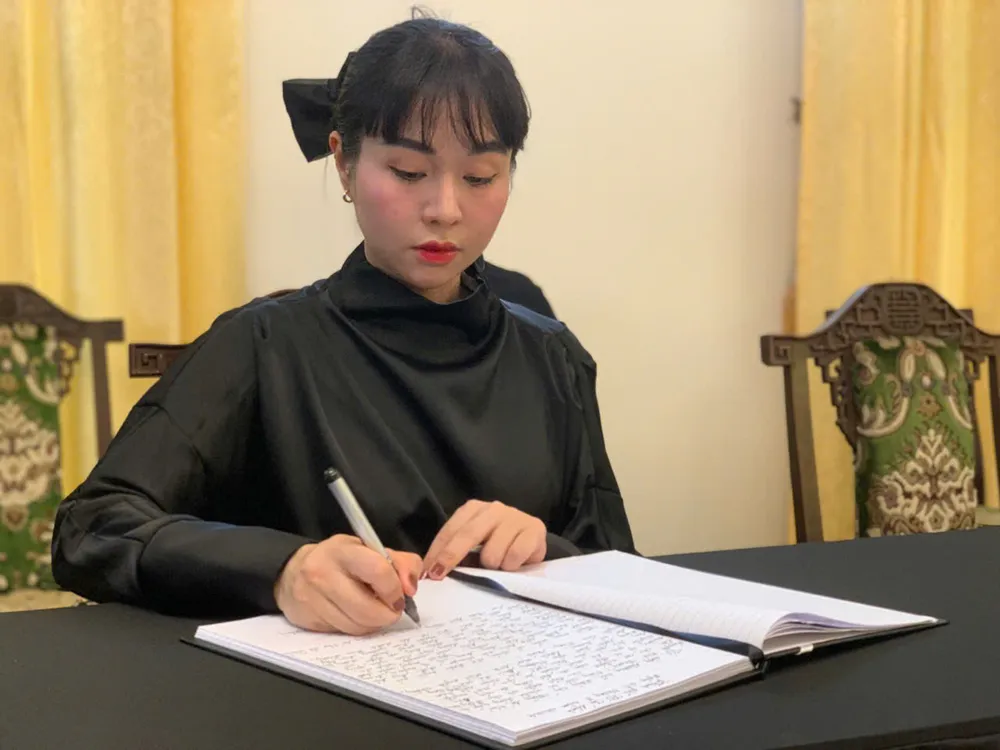 Bà Lê Hương Thủy, chắt cố Tổng Bí thư Lê Duẩn, viết sổ tang. Ảnh: THANH TUYỀN tong-bi-thu-nguyen-phu-trong-15.jpg