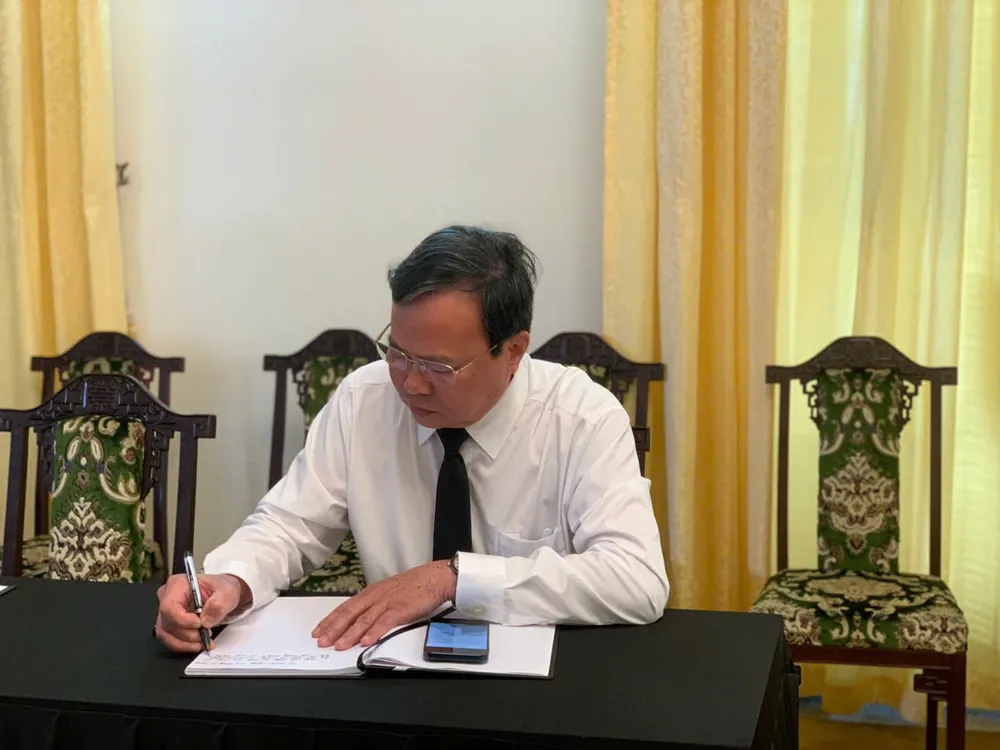 Ông Lê Văn Hẳn, Chủ tịch UBND tỉnh Trà Vinh, viết sổ tang. Ảnh: THANH TUYỀN tong-bi-thu-nguyen-phu-trong-16.jpg