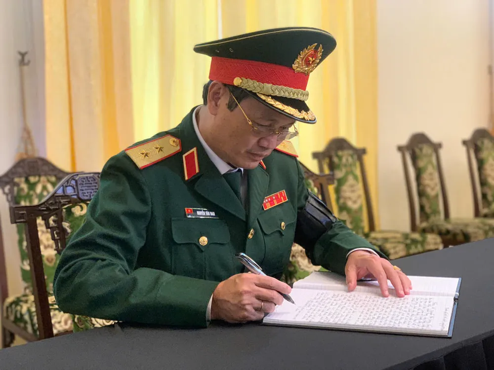 Trung tướng Nguyễn Văn Nam, Tư lệnh Bộ Tư lệnh TP.HCM, viết sổ tang. Ảnh: THANH TUYỀN tong-bi-thu-nguyen-phu-trong-17.jpg