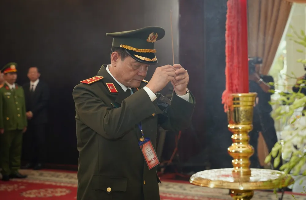 Trung tướng Lê Hồng Nam, Giám đốc Công an TP.HCM, viếng Tổng Bí thư Nguyễn Phú Trọng. Ảnh: THUẬN VĂN tong-bi-thu-nguyen-phu-trong-21.jpg