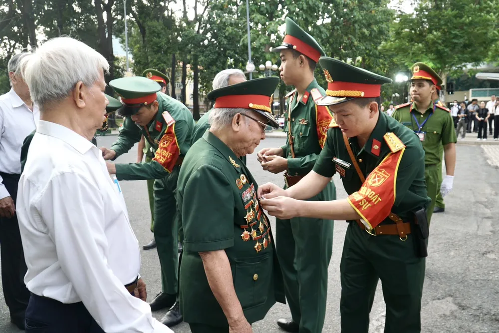 Rất đông các đoàn lãnh đạo, cơ quan, đơn vị, lực lượng vũ trang, đoàn viên... đến viếng. Ảnh: BẢO PHƯƠNG tong-bi-thu-nguyen-phu-trong-3.jpg
