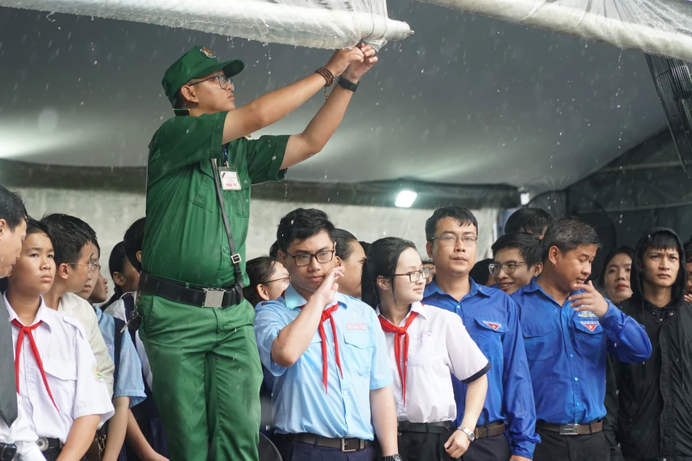 Kéo bạt, che mưa, người dân 'rồng rắn' nối đuôi nhau vào Dinh viếng Tổng Bí thư Nguyễn Phú Trọng-tong-bi-thu-nguyen-phu-trong-47.jpg