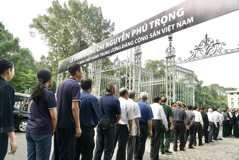 Người dân đến viếng Tổng Bí thư Nguyễn Phú Trọng tại Hội trường Thống Nhất. Ảnh: NGUYỆT NHI tong-bi-thu-nguyen-phu-trong-5.jpg