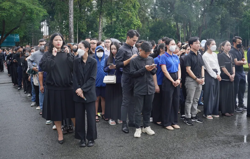 Dòng người xếp hàng chờ vào viếng. Ảnh: THUẬN VĂN Người già, trẻ nhỏ viếng Tổng Bí thư Nguyễn Phú Trọng với nhiều cảm xúc-tong-bi-thu-nguyen-phu-trong-61.jpg