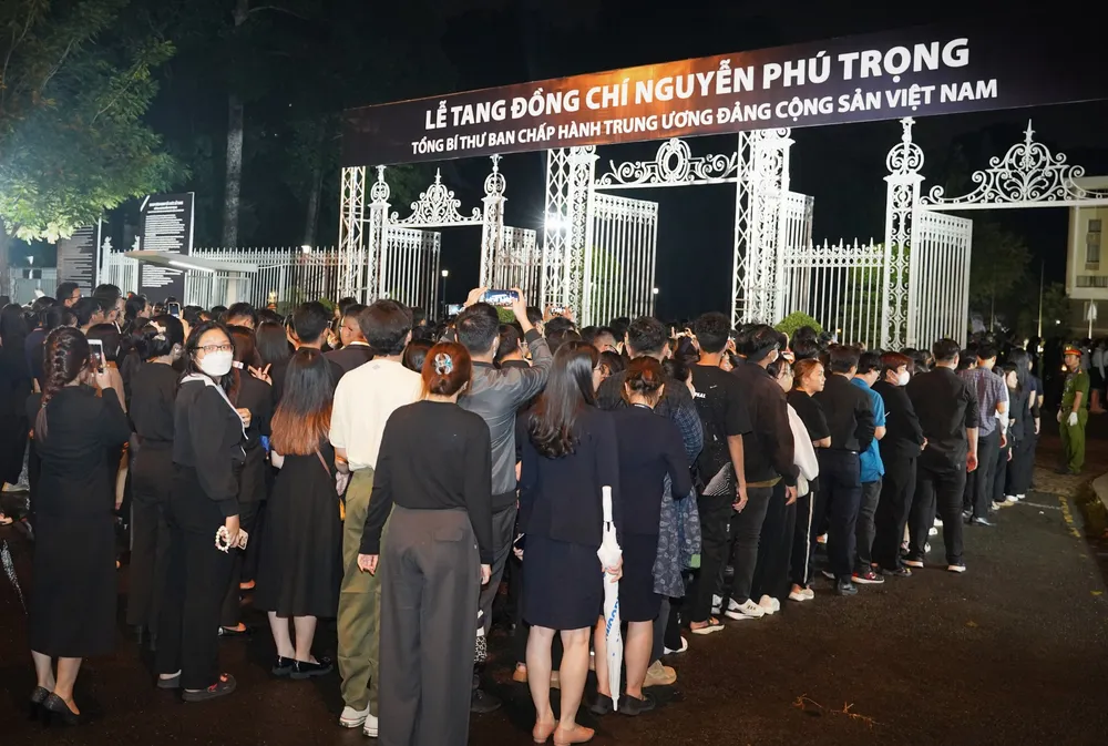 Đến 20 giờ tối, dòng người vẫn nối đuôi nhau vào tiễn biệt Tổng Bí thư Nguyễn Phú trọng. Ảnh: THUẬN VĂN tong-bi-thu-nguyen-phu-trong-80.jpg