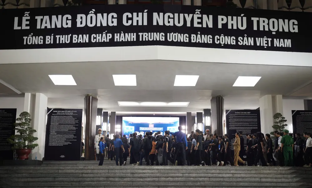 Nhiều người chia sẻ vì bận công việc ban ngày nên chỉ có thể đến viếng Tổng Bí thư vào buổi tối. Ảnh: THUẬN VĂN tong-bi-thu-nguyen-phu-trong-81.jpg