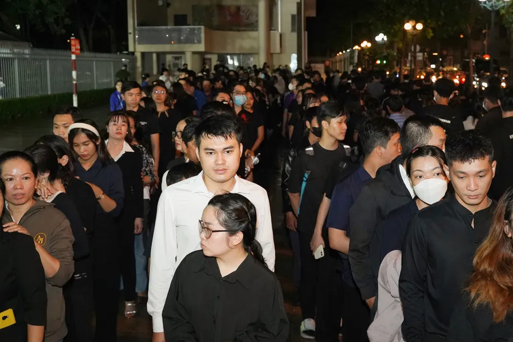 Nhiều người tóc ướt do đội mưa đến lễ viếng. Ảnh: THUẬN VĂN tong-bi-thu-nguyen-phu-trong-82.jpg