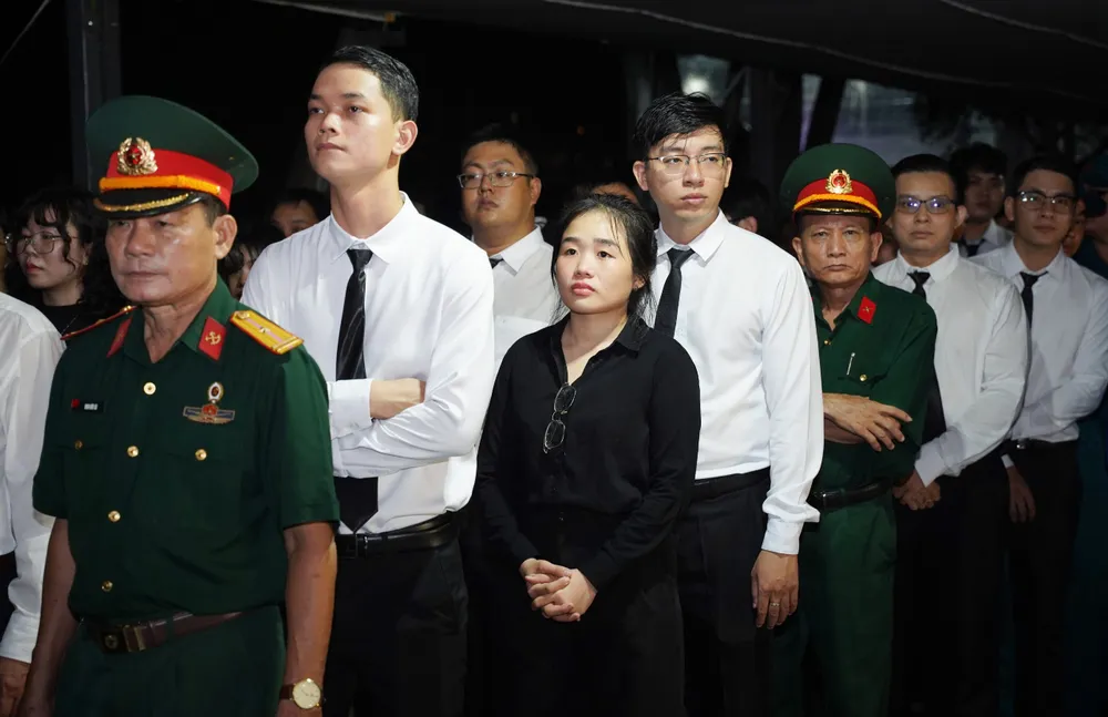 Dòng người lặng lẽ, không ai bảo ai, cùng nhìn về một hướng. Ảnh: THUẬN VĂN tong-bi-thu-nguyen-phu-trong-85.jpg