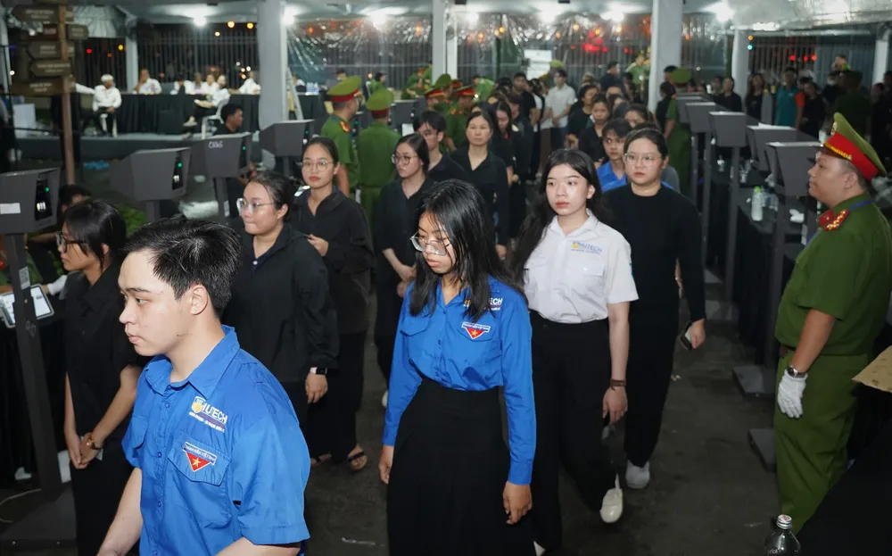 Rất đông bạn trẻ đến viếng Tổng Bí thư vào tối 25-7. Ảnh: THUẬN VĂN tong-bi-thu-nguyen-phu-trong-89.jpg