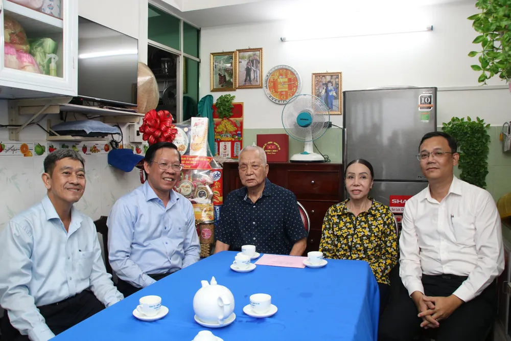 Chủ tịch UBND TP.HCM Phan Văn Mãi thăm hỏi ông Đỗ Trí Huệ. Ảnh: HÀ THƯ chu-tich-phan-van-mai-1.jpg