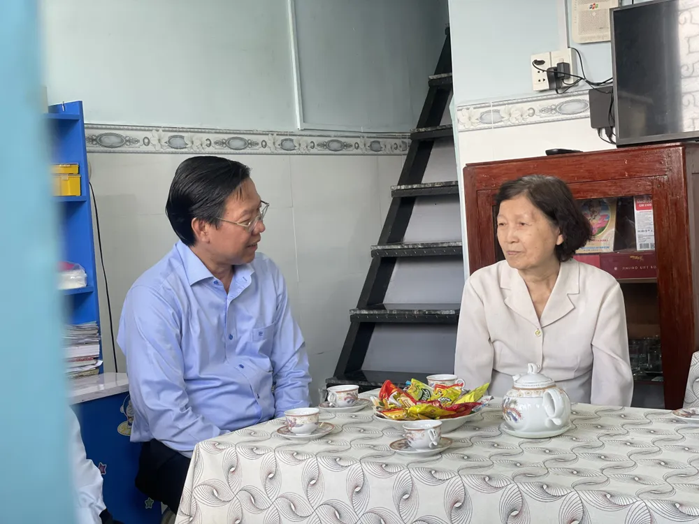 Chủ tịch UBND TP.HCM Phan Văn Mãi hỏi thăm bà Bùi Thị Vân. Ảnh: HÀ THƯ Chủ tịch Phan Văn Mãi thăm hỏi gia đình chính sách nhân ngày 27-7-chu-tich-phan-van-mai-2.jpg