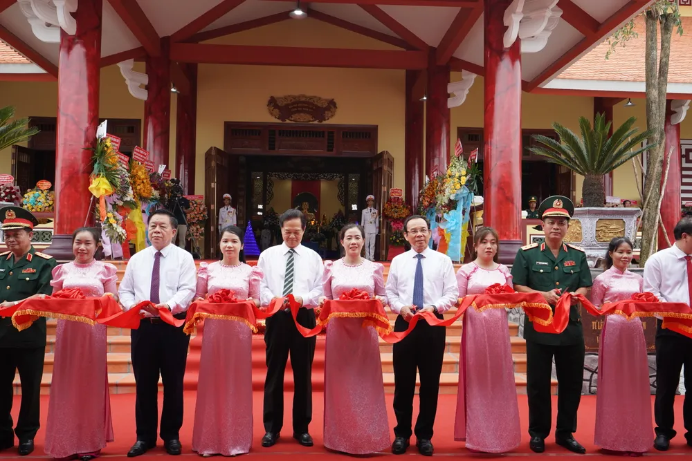 Lãnh đạo, nguyên lãnh đạo Đảng, Nhà nước cắt băng khánh thành Đền thờ anh hùng liệt sĩ chiến khu Rừng Sác, huyện Cần Giờ. Ảnh: HOÀNG QUÂN Khánh thành Đền thờ anh hùng liệt sĩ chiến khu Rừng Sác, huyện Cần Giờ