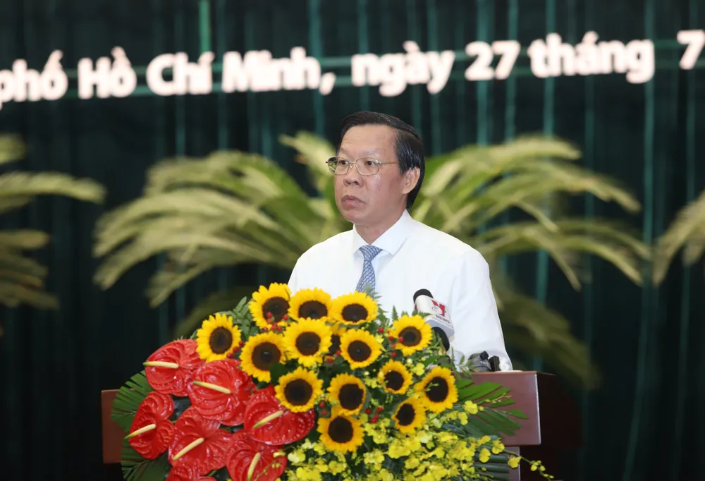 Chủ tịch UBND TP.HCM Phan Văn Mãi phát biểu tại buổi họp mặt. Ảnh: HÀ THƯ gia-dinh-chinh-sach-3.jpg