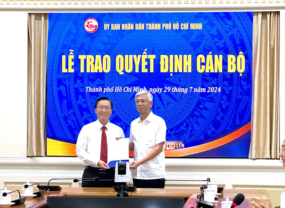 Phó Chủ tịch UBND TP.HCM Võ Văn Hoan trao quyết định cho ông Nguyễn Tuấn Tài. Ảnh: L.THOA Huyện Nhà Bè có thêm 1 phó chủ tịch-huyen-nha-be-2.JPG