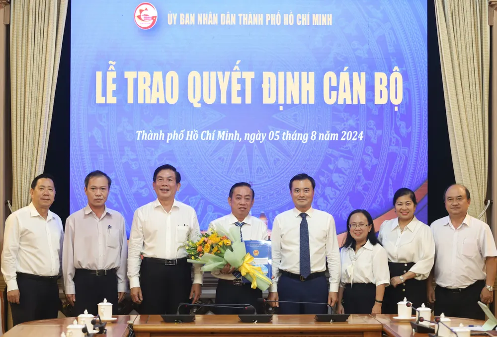 Phó Chủ tịch UBND TP.HCM Bùi Xuân Cường trao quyết định bổ nhiệm ông Trịnh Linh Phương. Ảnh: HÀ THƯ ban-giao-thong.JPG