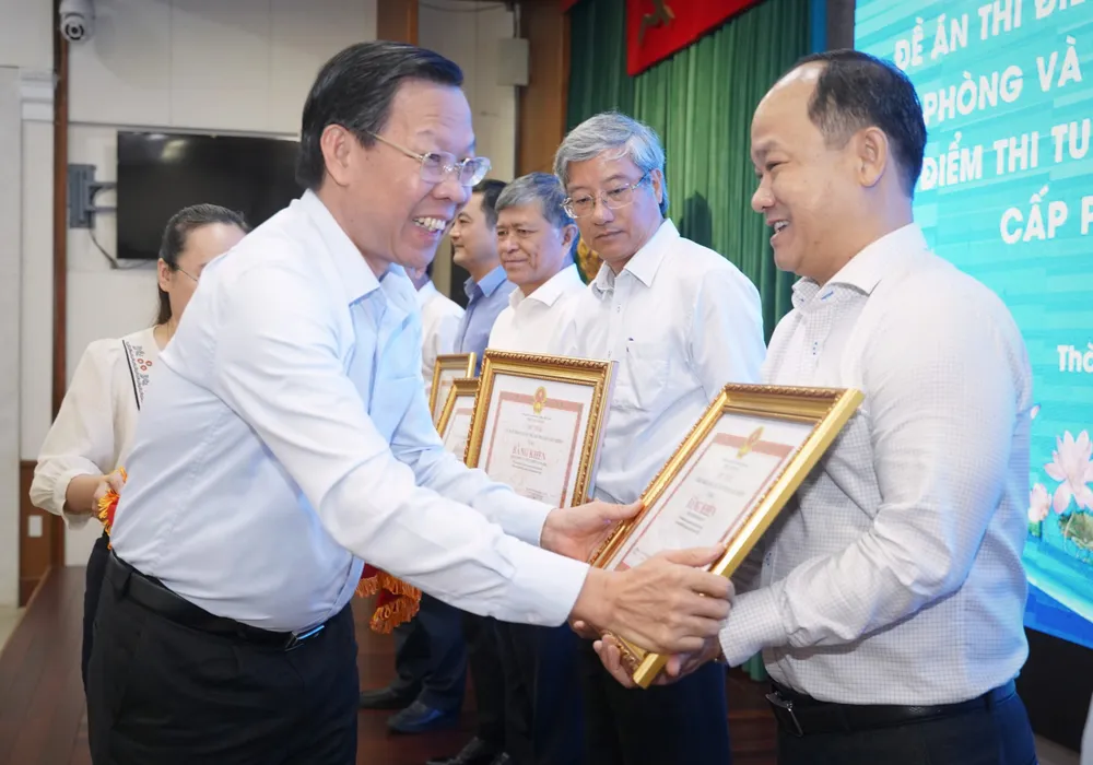 Chủ tịch UBND TP.HCM Phan Văn Mãi trao bằng khen cho các cơ quan, đơn vị tổ chức thi tuyển lãnh đạo năm 2022. Ảnh: THUẬN VĂN thi-tuyen-lanh-dao-2.jpg