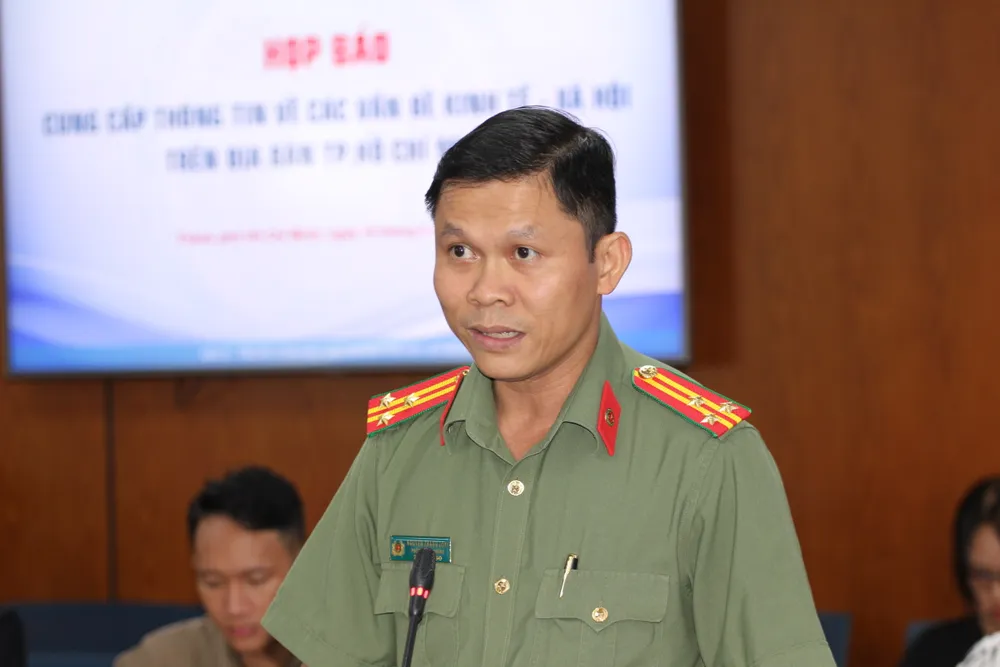 Thượng tá Nguyễn Thăng Long, Phó Trưởng Phòng Tham mưu, Công an TP.HCM, thông tin tại họp báo. Ảnh: THÀNH NHÂN Công an TP.HCM: Tăng cường xử phạt qua camera sau vụ tai nạn trên cầu Phú Mỹ-cau-phu-my-2.JPG