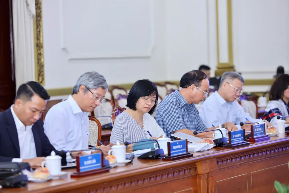 Các chuyên gia, đại biểu tham dự hội thảo. Ảnh: NGUYỆT NHI Luat-to-chuc-chinh-quyen-do-thi-3.jpg