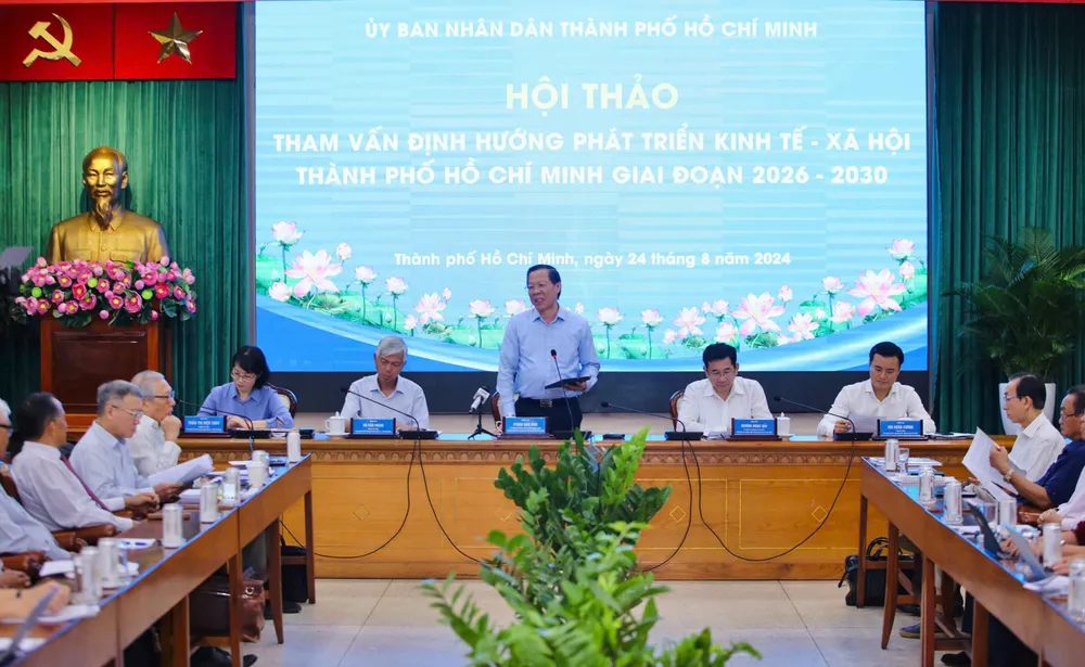 Toàn cảnh hội thảo tham vấn định hướng phát triển kinh tế - xã hội. Ảnh: NGUYỆT NHI nha-tren-kenh-rach-3.jpg