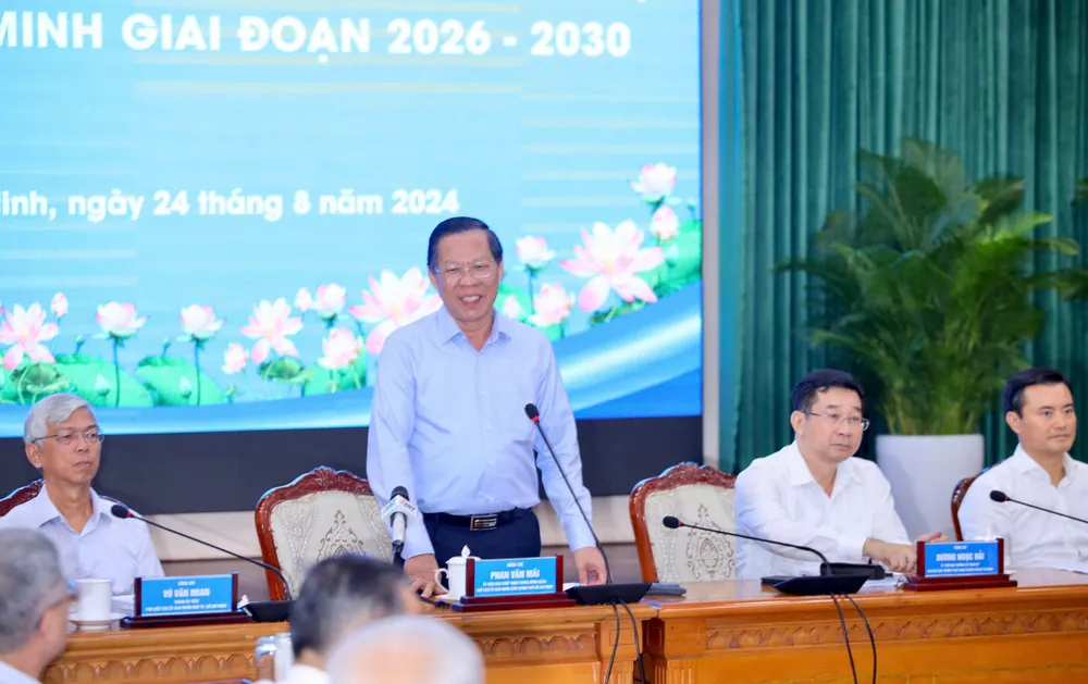 Chủ tịch UBND TP.HCM Phan Văn Mãi khẳng định TP phải tìm ra các điểm then chốt để giúp cả nước vượt bẫy thu nhập trung bình. Ảnh: NGUYỆT NHI nha-tren-kenh-rach-4.jpg
