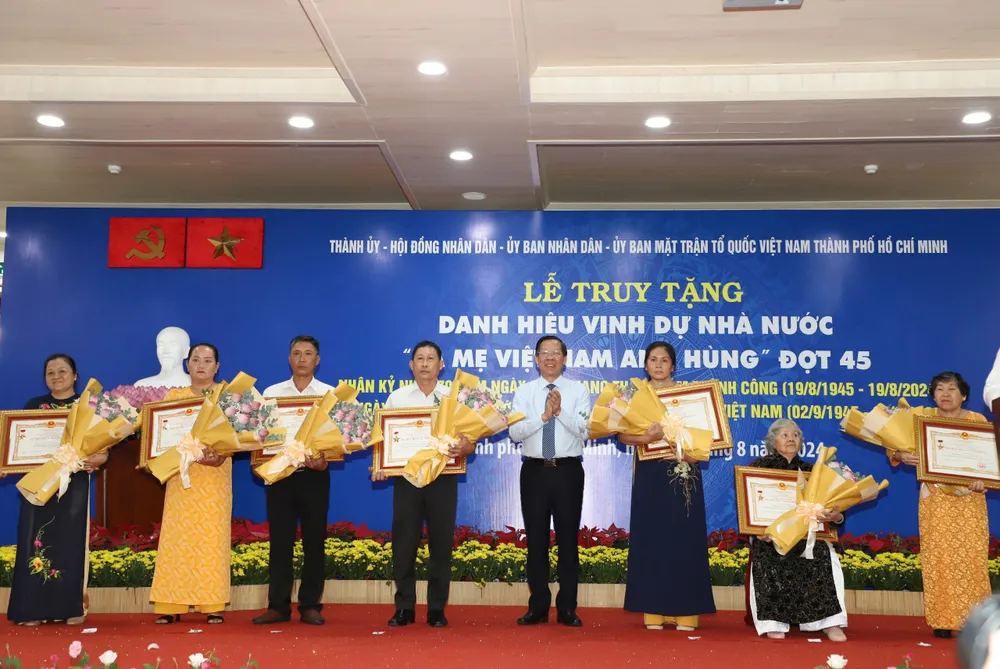 TP.HCM tổ chức lễ truy tặng danh hiệu Bà Mẹ Việt Nam anh hùng cho 7 Mẹ. Ảnh: HÀ THƯ me-viet-nam-anh-hung-3.jpg
