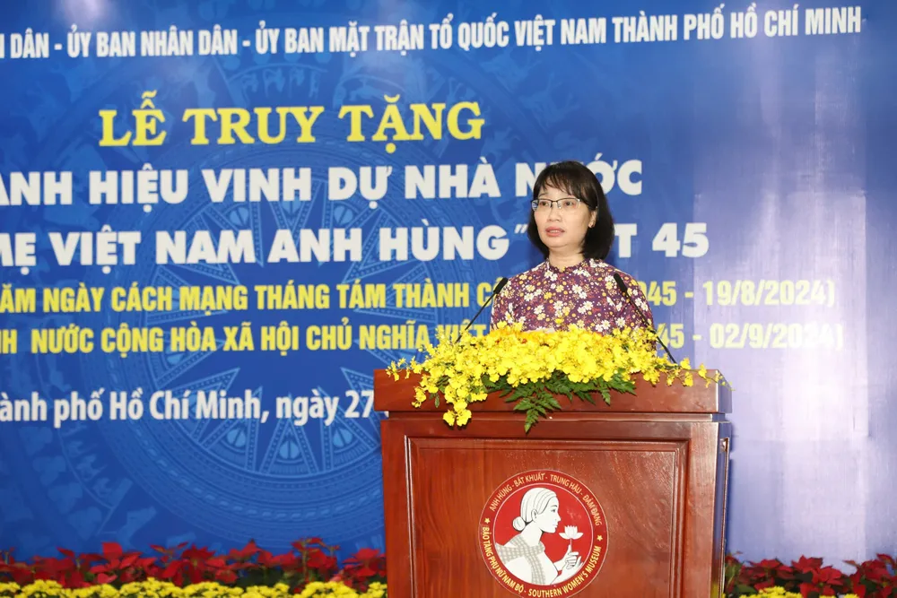 Phó Chủ tịch UBND TP.HCM Trần Thị Diệu Thúy phát biểu tại buổi lễ. Ảnh: HÀ THƯ me-viet-nam-anh-hung-4.jpg