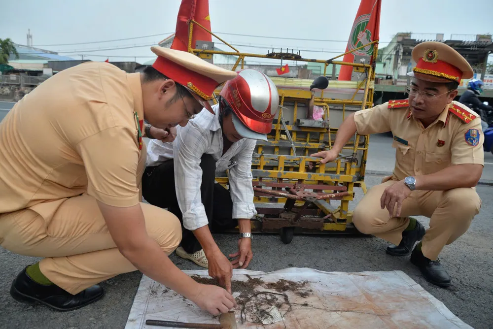 Trạm CSGT Tân Túc triệt tiêu đinh tặc trên tuyến Quốc lộ 1-Quoc-lo-1.jpg