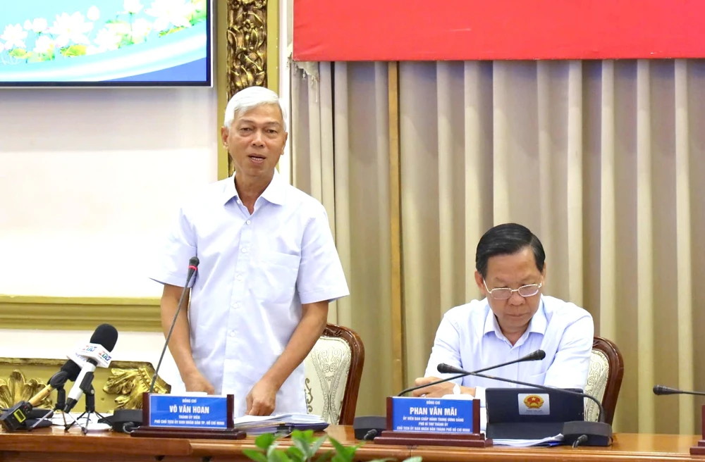 Phó Chủ tịch Võ Văn Hoan cho biết TP.HCM chuẩn bị báo cáo Ban Thường vụ Thành ủy, sau đó báo cáo Văn phòng Chính phủ về đề án Trung tâm hành chính công. Ảnh: TTBC TP.HCM làm Trung tâm hành chính công 'cẩn trọng, không để sai sót'-trung-tam-hanh-chinh-cong.jpeg