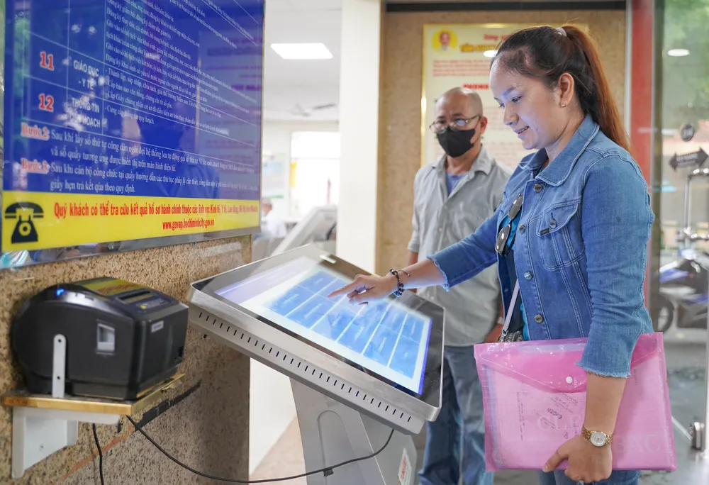 TP.HCM chỉ đạo sớm vận hành app Công dân số vào tháng 11-2024. Trong ảnh: Người dân thực hiện thủ tục hành chính tại bộ phận một cửa. Ảnh: THUẬN VĂN TP.HCM khẩn trương vận hành app Công dân số vào tháng 11-2024-cong-dan-so.jpg