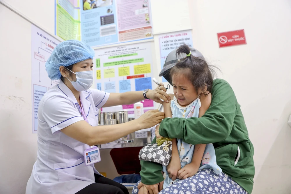 TP.HCM: 'Đi từng ngõ, gõ từng nhà' để tiêm vaccine sởi-tiem-vaccine-soi.jpg