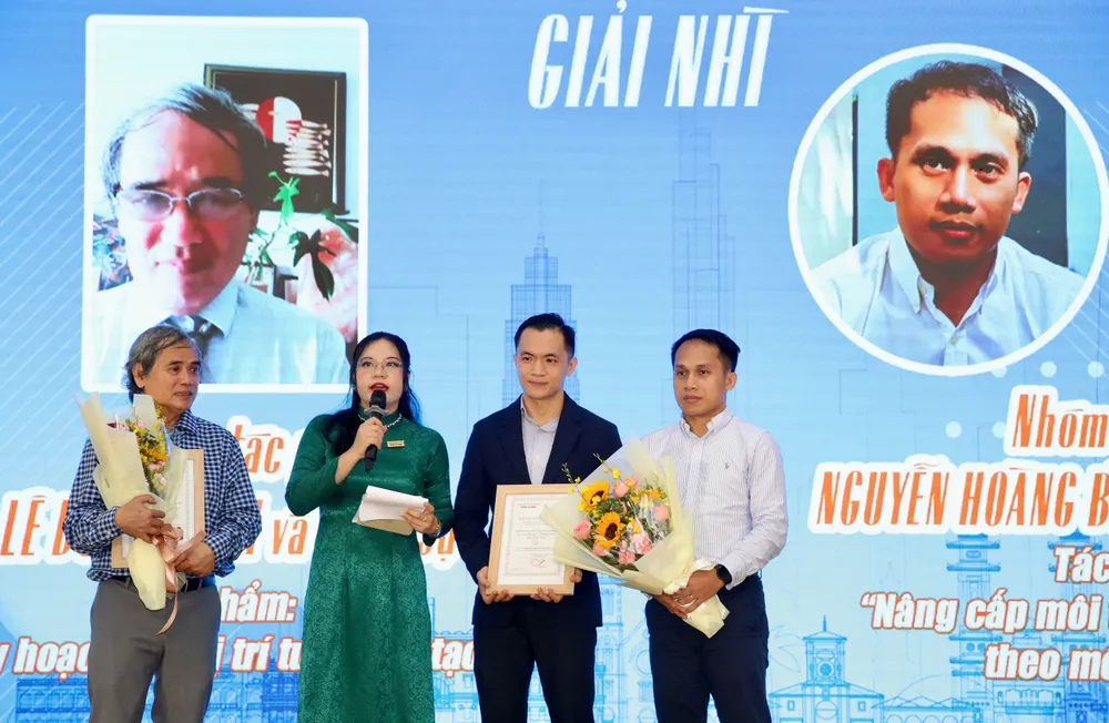 Nhóm tác giả Lê Dương Lâm và cộng sự (tác phẩm Quy hoạch đô thị trí tuệ nhân tạo) và nhóm tác giả Nguyễn Hoàng Bình - Bùi Duy Tùng (tác phẩm Nâng cấp môi trường kinh doanh theo mô hình mới) cùng đoạt giải Nhì. Ảnh: HOÀNG TRIỀU 6 tác phẩm đoạt giải 'Lắng nghe người dân hiến kế' lần 5 của báo Người Lao Động-bao-nguoi-lao-dong-1.jpg