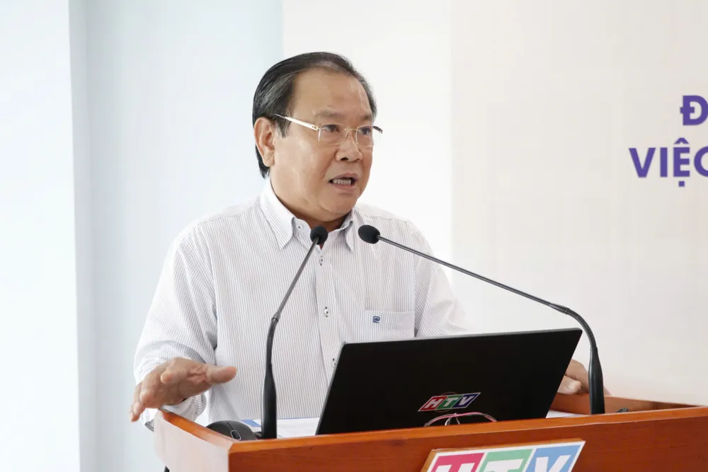 Nhà báo Mai Ngọc Phước, Tổng Biên tập báo Pháp Luật TP.HCM, chia sẻ kinh nghiệm truyền thông Nghị quyết 98. Ảnh: LÊ THOA nghi-quyet-98-2.jpg