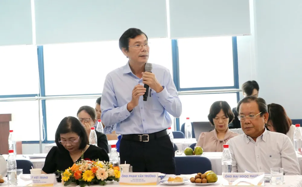 Ông Phạm Văn Trường, Phó Tổng Biên tập báo Sài Gòn Giải Phóng, đề nghị các sở, ngành tăng cường trách nhiệm thực hiện Nghị quyết 98. Ảnh: LÊ THOA nghi-quyet-98-5.jpg