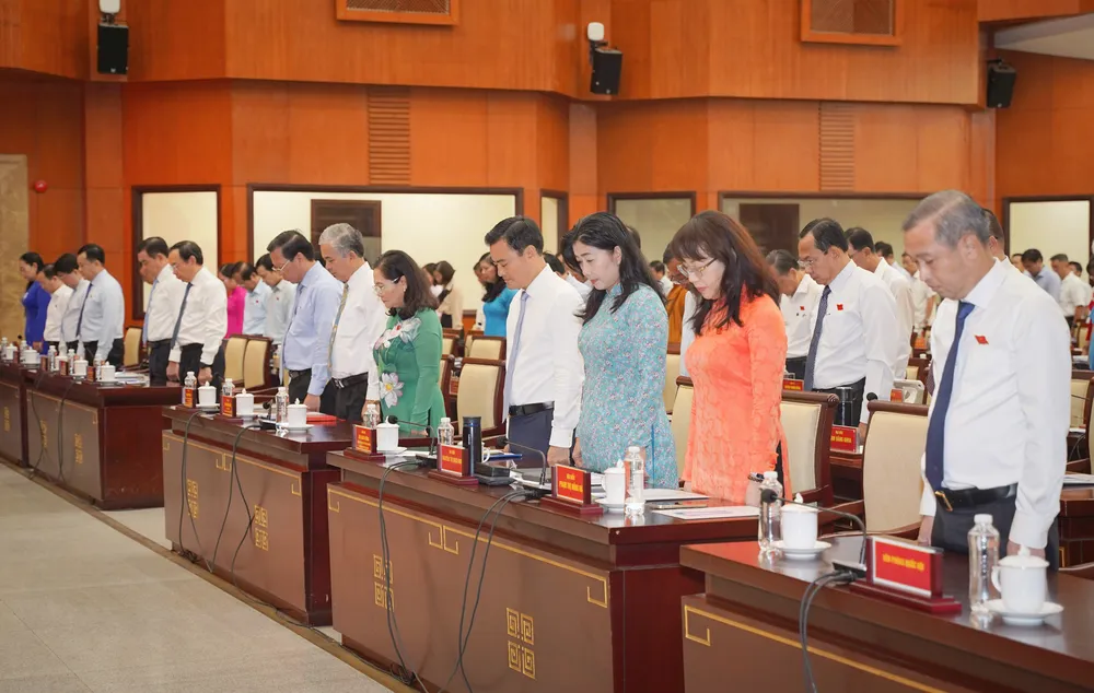 HĐND TP.HCM dành một phút mặc niệm tưởng nhớ đồng bào, chiến sỹ hy sinh, tử nạn do cơn bão số 3. Ảnh: THUẬN VĂN HĐND TP.HCM mặc niệm tưởng nhớ đồng bào tử nạn do cơn bão số 3-bao-so-3-2.jpg
