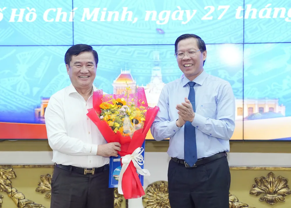 Chủ tịch UBND TP.HCM Phan Văn Mãi đã trao quyết định nghỉ hưu đối với ông Huỳnh Văn Hạnh, Giám đốc Sở Tư pháp. Ảnh: THUẬN VĂN Giám đốc Sở Tư pháp TP.HCM Huỳnh Văn Hạnh nghỉ hưu -huynh-van-hanh-2.jpg