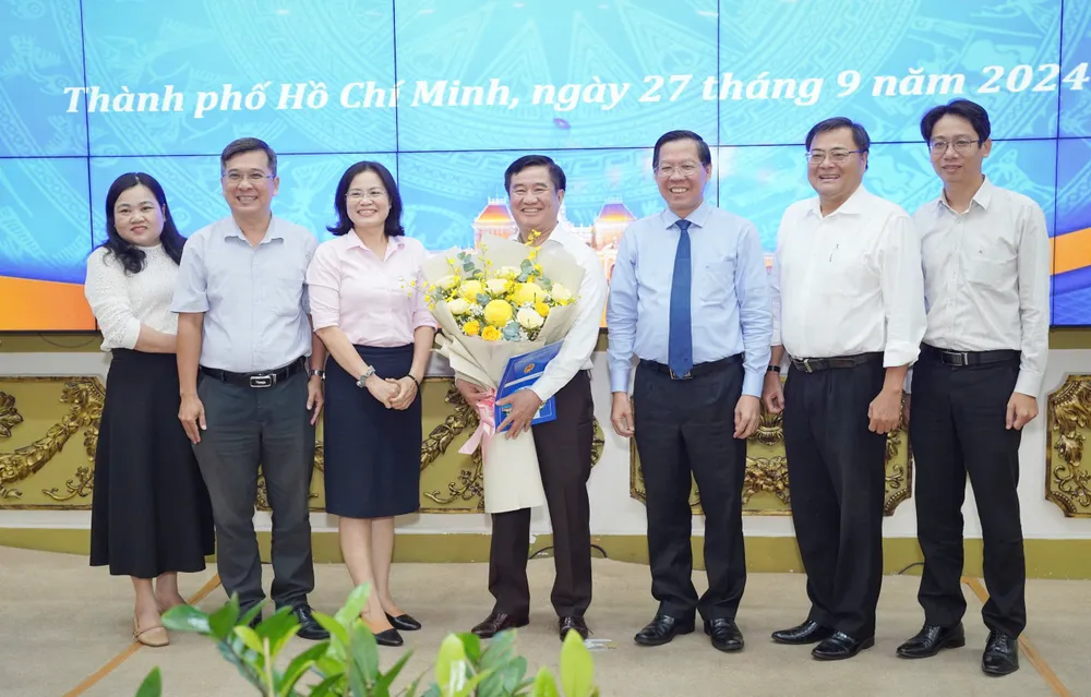 Chủ tịch UBND TP.HCM Phan Văn Mãi chúc mừng ông Huỳnh Văn Hạnh đã hoàn thành nhiệm vụ cách mạng của mình. Ảnh: THUẬN VĂN huynh-van-hanh-3.jpg