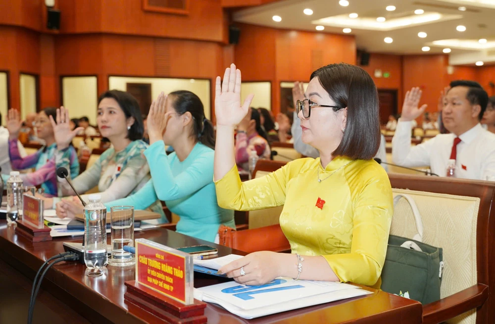 Đại biểu HĐND TP.HCM biểu quyết thông qua các dự thảo nghị quyết. Ảnh: THUẬN VĂN TP.HCM chi 245 tỉ đồng để chống ngập cho đường Trần Xuân Soạn, quận 7-tran-xuan-soan.jpg